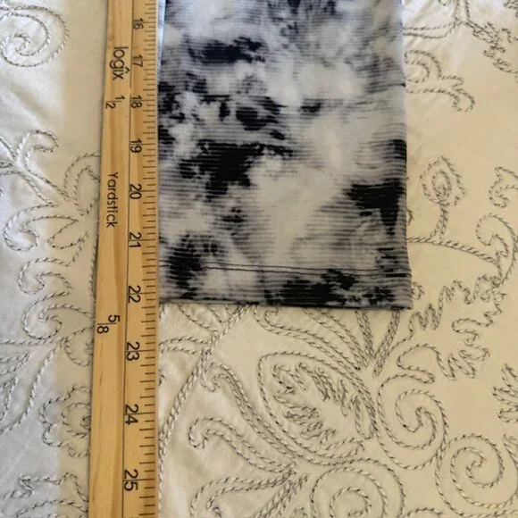 Women's Vogo Athletica Leggings Medium Capri Black White Athleisure Fitfashion - Picture 10 of 10